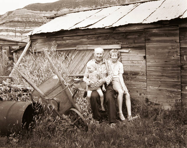 JOHN YORKE, RETIRED COAL MINER AND GRANDCHILDREN, DRUMHELLER, 1982