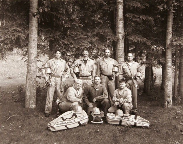 SURFACE MINE RESCUE TEAM, HIGHVALE COAL MINE, SEBA BEACH. BACK ROW: SERGEI EWACHNIUK, DAVID RICHARDSON, BYRON KARESA, KARL KUSMIERZ AND FRONT ROW: STAN WORMS, LARRY EBERLE, CAPTAIN AND CHRIS MASTOWICH, 1992