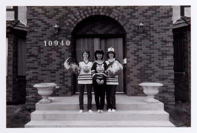 KAREN, ELAINE AND HEIDI BEFORE THE GAME