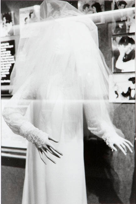 PRISCILLA PRESLEY'S WEDDING OUTFIT